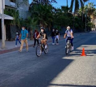 jovenes, niños y adultos en bicicleta recorriendo la ciclovía