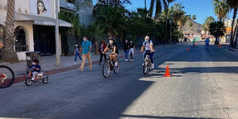 jovenes, niños y adultos en bicicleta recorriendo la ciclovía