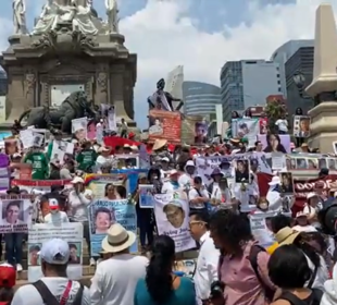 Madres buscadoras reunidas en el Ángel de la Independencia