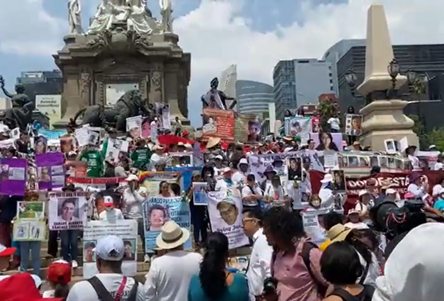 Madres buscadoras reunidas en el Ángel de la Independencia