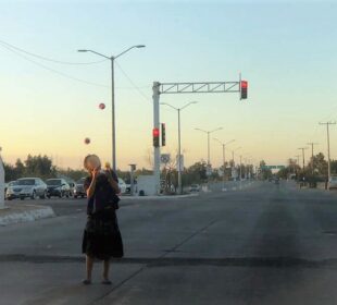 malabarista trabajando en semaforo