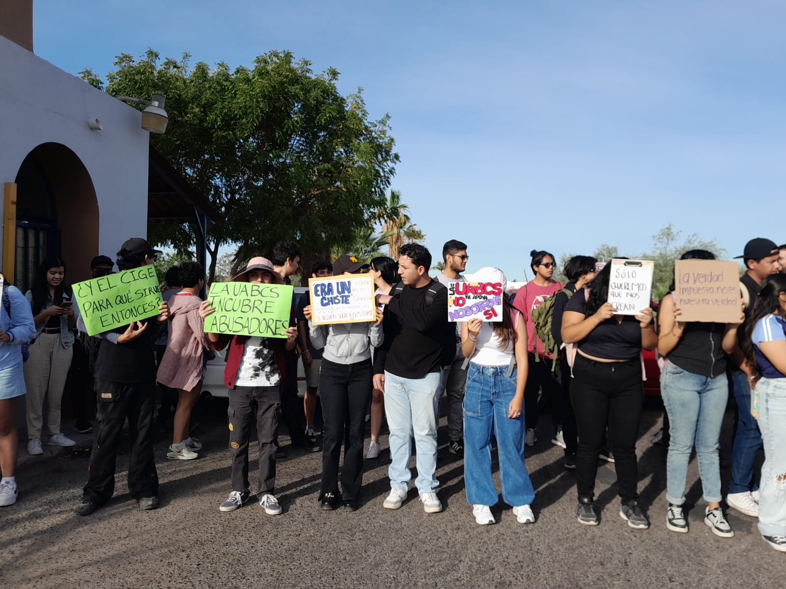 manifestación en el ingreso de la UABCS