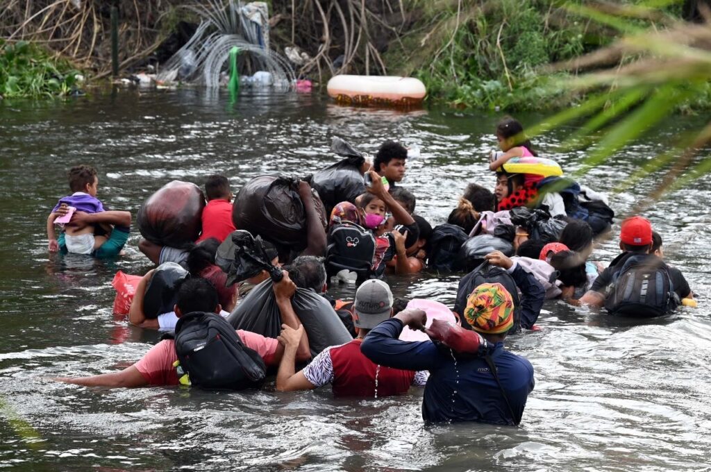 Migrantes cruzan por el Río Bravo