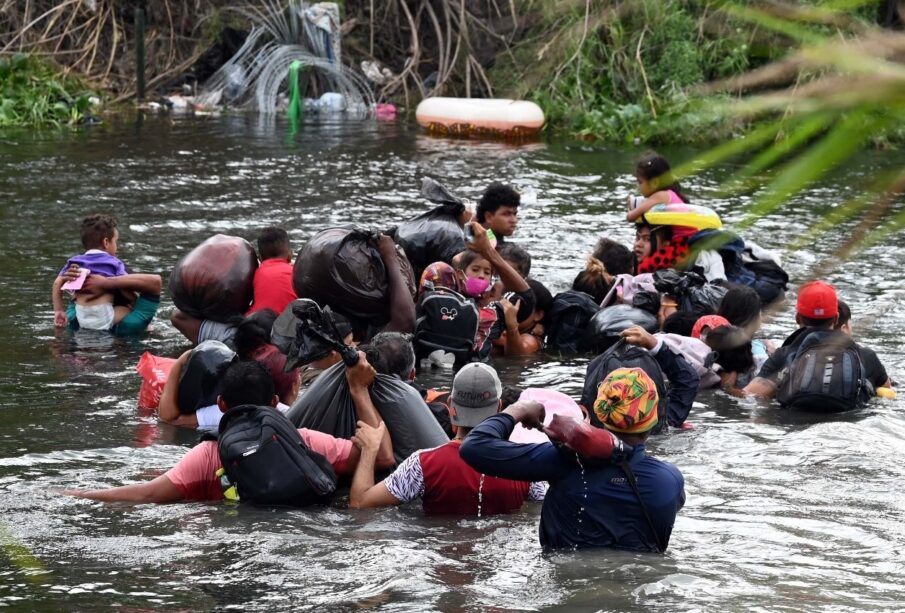 Migrantes cruzan por el Río Bravo