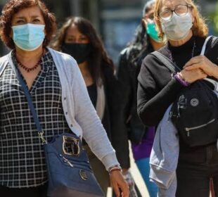 mujeres portando cubrebocas