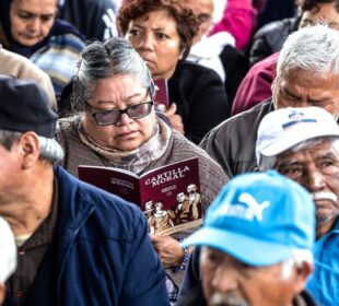 Adultos mayores cobran la pensión del bienestar