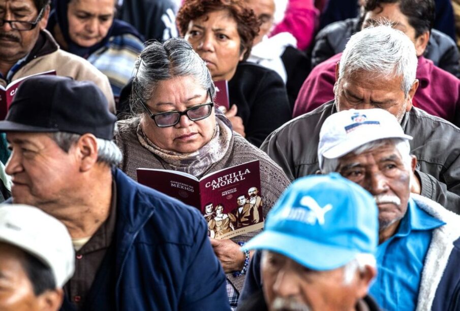 Adultos mayores cobran la pensión del bienestar