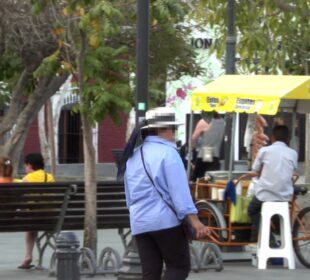 personas caminando en plaza