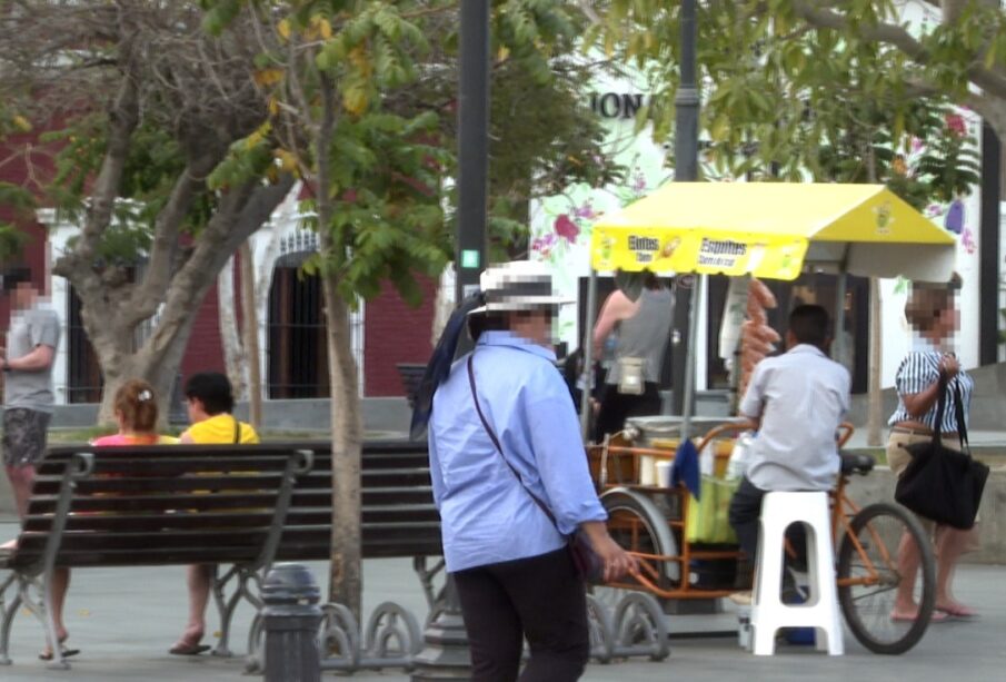 personas caminando en plaza