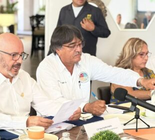 Presidente municipal de Los Cabos, Óscar Leggs, en reunión sobre Plan Municipal Urbano 2040