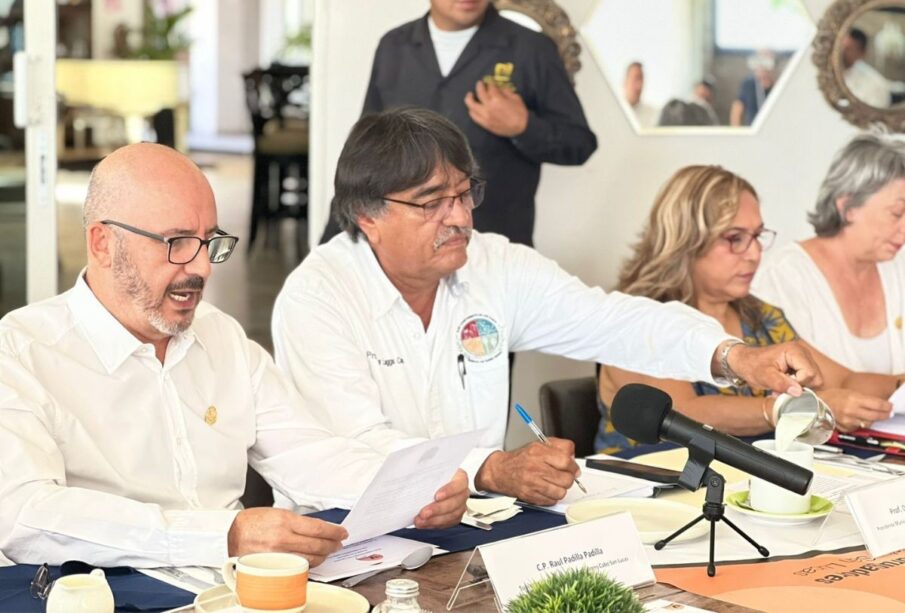 Presidente municipal de Los Cabos, Óscar Leggs, en reunión sobre Plan Municipal Urbano 2040