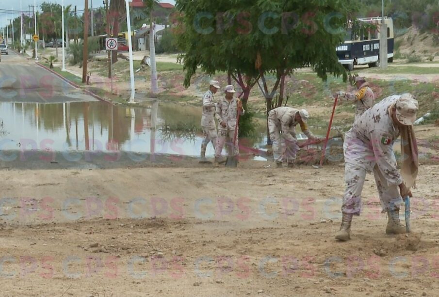 Militares auxiliando a la población por huracanes