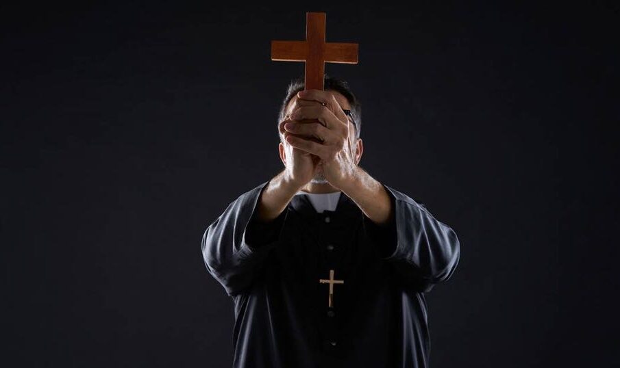 Sacerdote sosteniendo una cruz