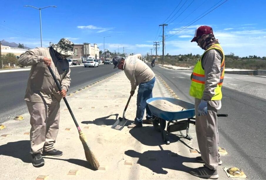 Personal de Servicios Públicos mejoran carretera transpeninsular