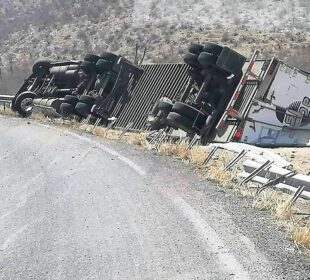 trailer volcado en carretera