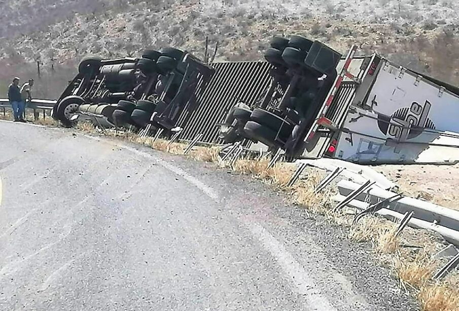 trailer volcado en carretera