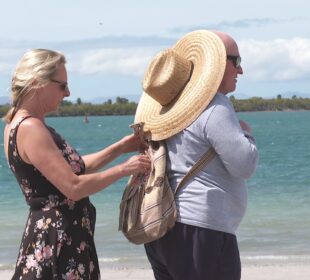 turistas con el mar de fondo