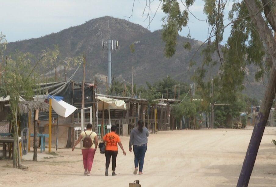 Mujeres caminando por la calle