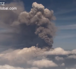 Expulsión de ceniza del volcán de fuego