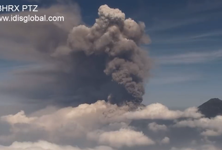 Expulsión de ceniza del volcán de fuego