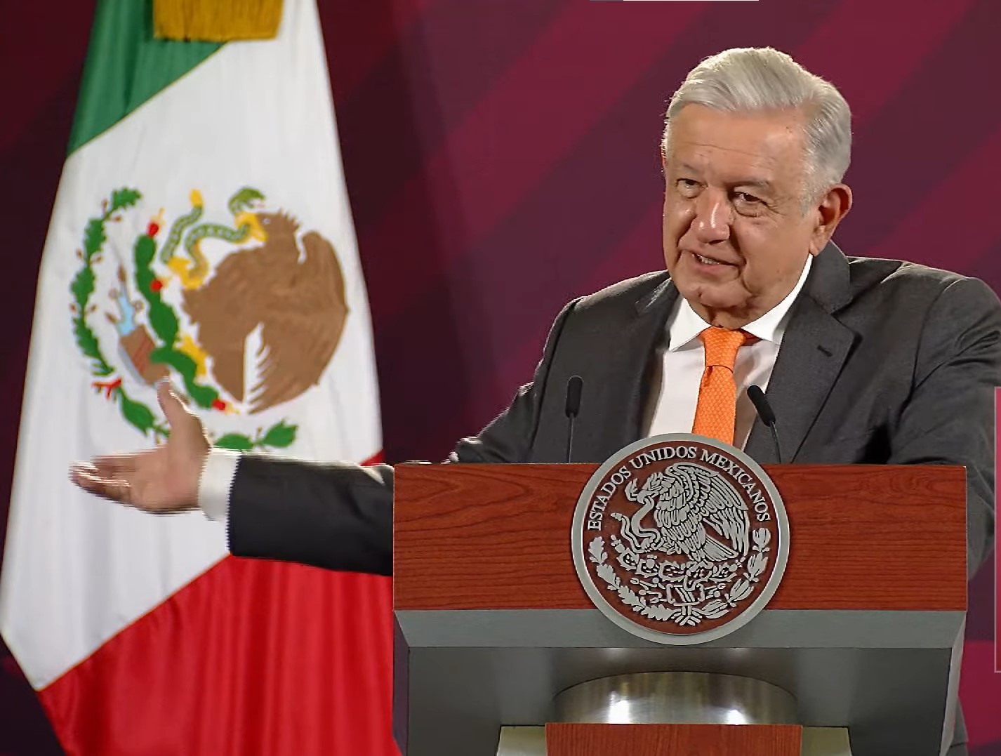 AMLO con brazo extendido