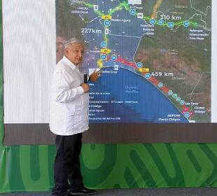 AMLO explicando proyecto ferroviario