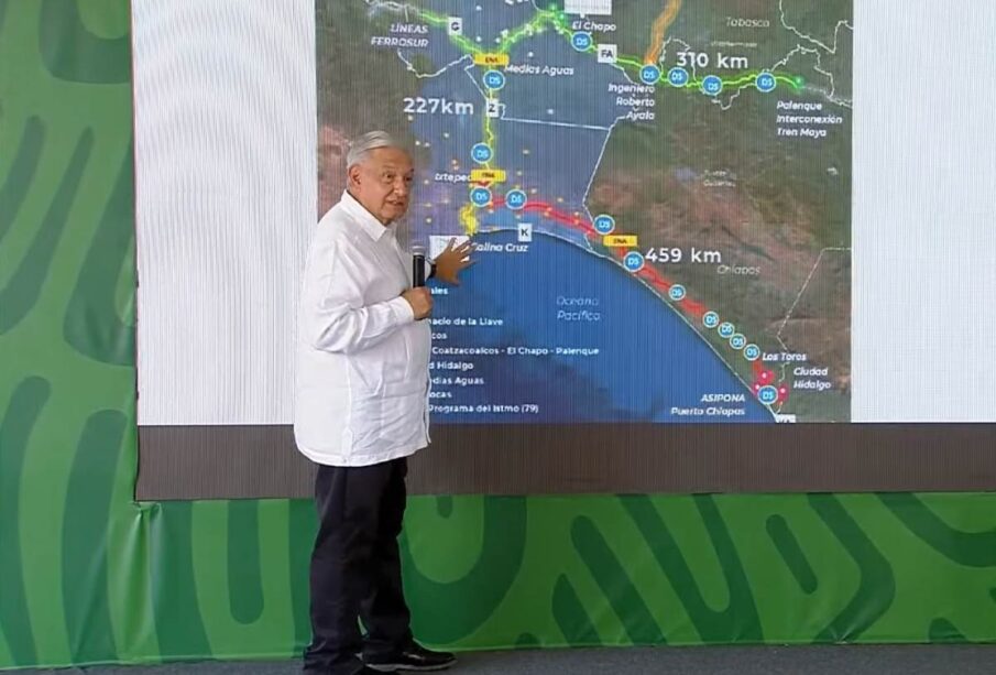 AMLO explicando proyecto ferroviario