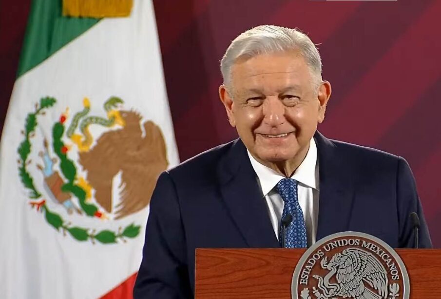 AMLO muy sonriente tras explicar reunion con corcholatas