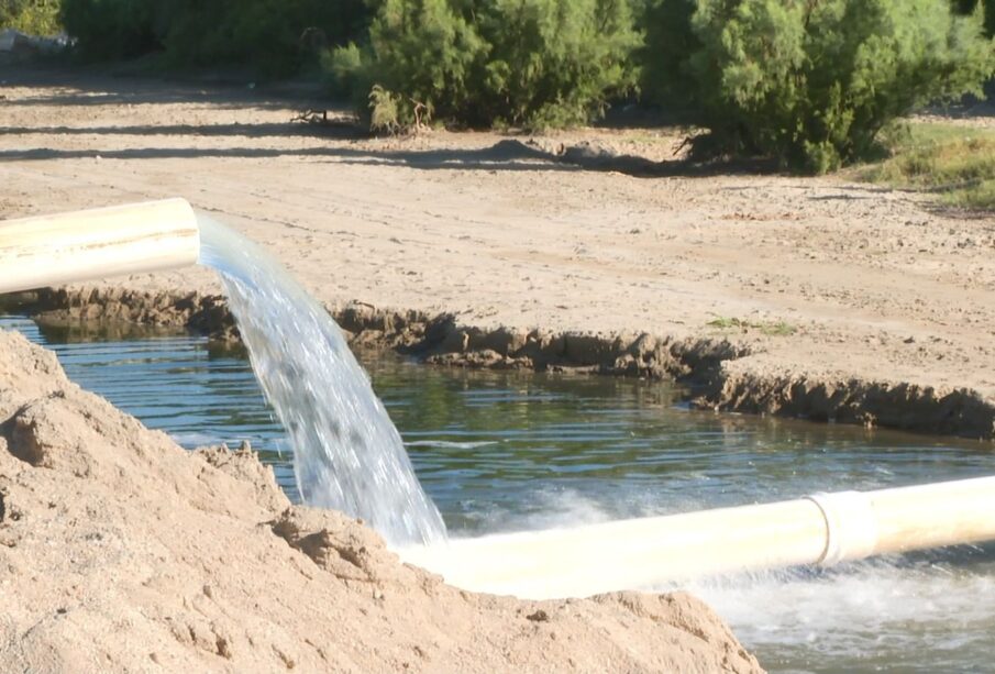 Agua saliendo a chorro de tubería rota en San José del Cabo