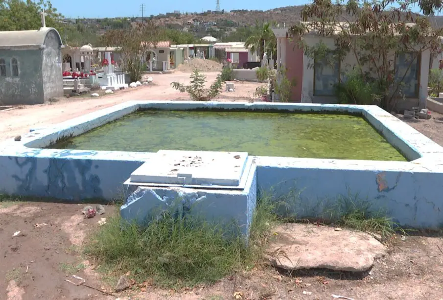 Aguas negras en el panteón “Los San Juanes” en La Paz.
