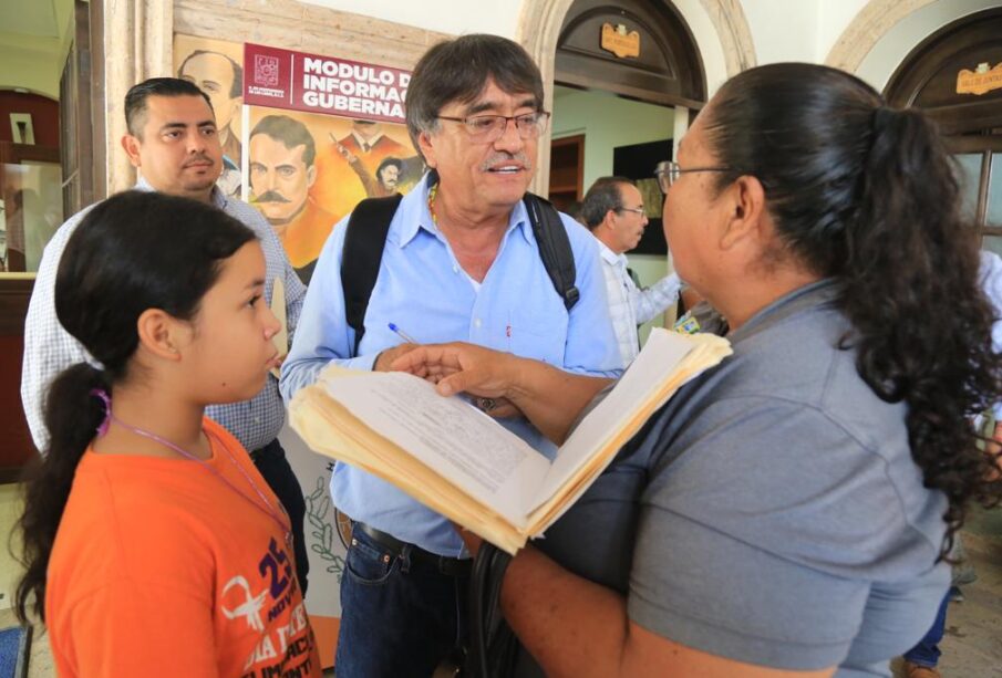 Alcalde de Los Cabos, Oscar Leggs hablando con ciudadanos.