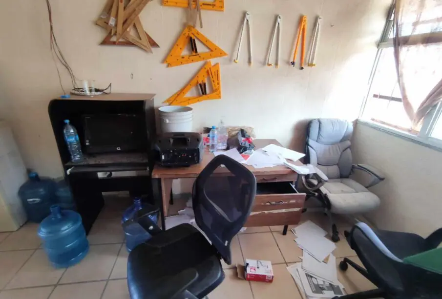 Aula vandalizada de primaria Rosario Morales Avilés en Cabo San Lucas.