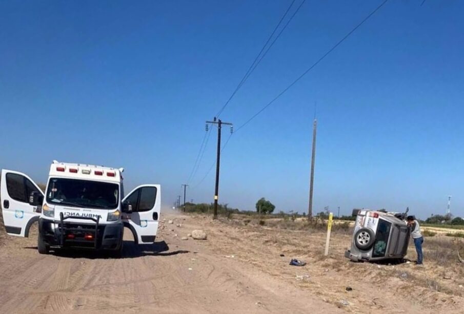 Ambulancia junto a vehículo vocaldo