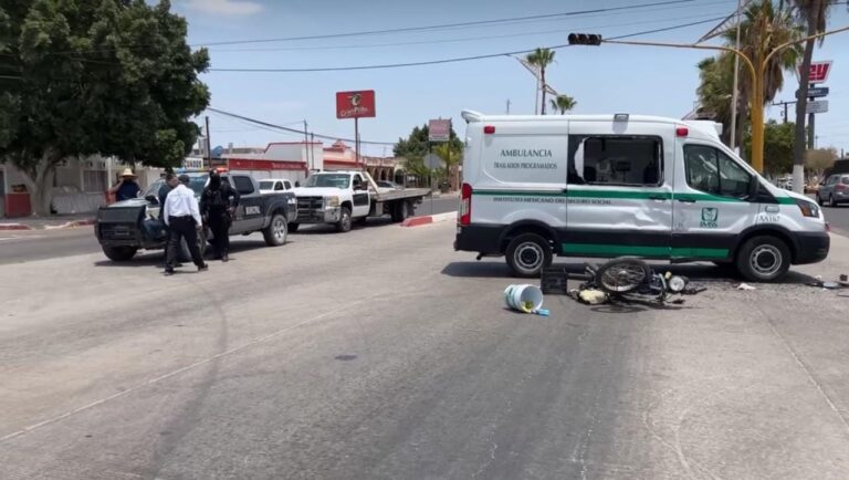 Ambulancia y Moto involucradas en accidente