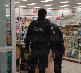 Policía en asalto a farmacia