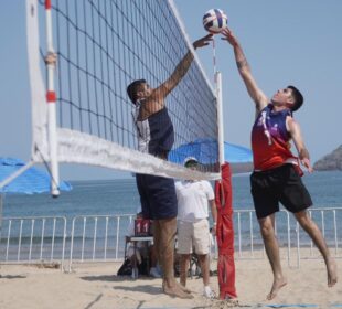 Atletas sudcalifornianos jugando voleibol en la playa Guayabitos.