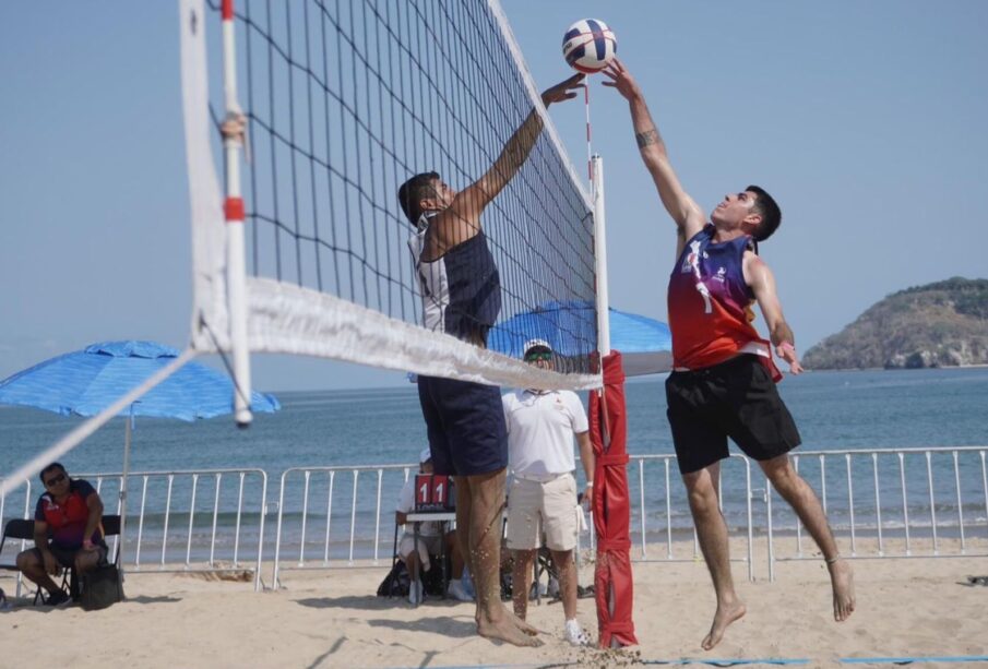 Atletas sudcalifornianos jugando voleibol en la playa Guayabitos.