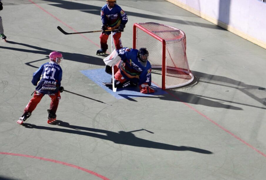 Atletas sudcalifornianos practicando hockey.