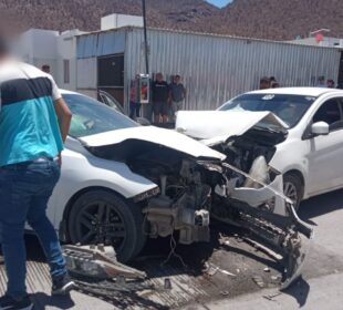 Automóvil accidentado en en Valle del Mezquite.