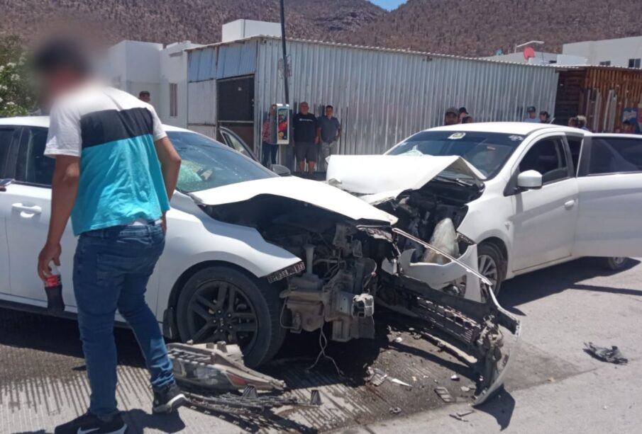 Automóvil accidentado en en Valle del Mezquite.