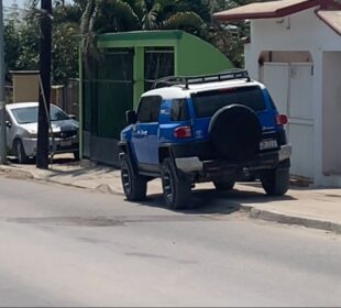 Automóviles en plena banqueta en la colonia Santa Rosa.