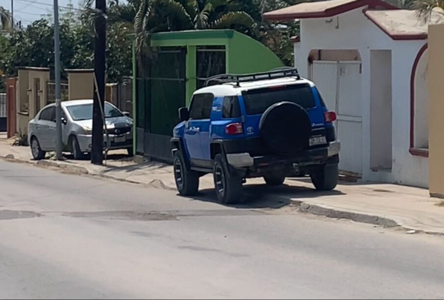 Automóviles en plena banqueta en la colonia Santa Rosa.