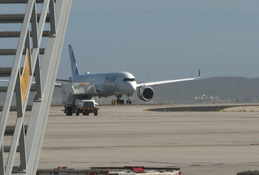 Avión en pista del aeropuerto