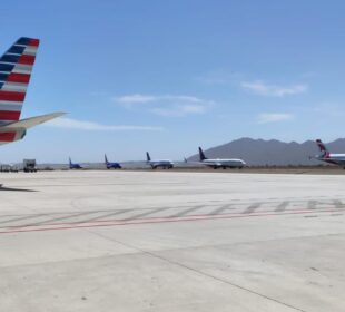 Aviones en la pista de aterrizaje del Aeropuerto de Los Cabos.