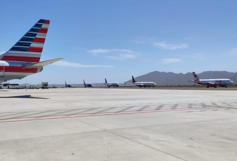 Aviones en la pista de aterrizaje del Aeropuerto de Los Cabos.