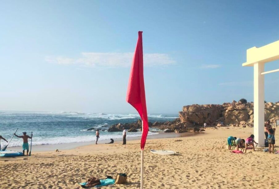 Bandera roja en Playa de Los Cabos