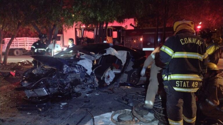 Bomberos atendiendo accidente de auto