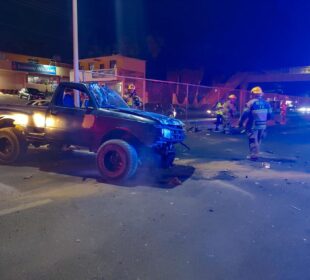 Bomberos atendiendo choque vial