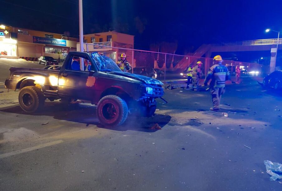 Bomberos atendiendo choque vial