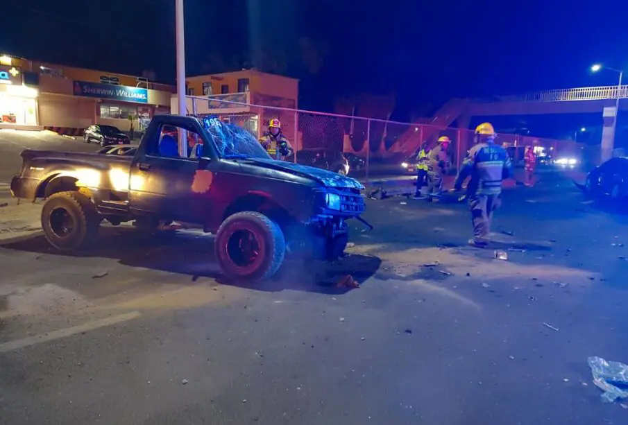 Bomberos atendiendo choque vial